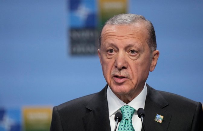 Der türkische Präsident Recep Tayyip Erdogan friert laut einem Bericht den Handel mit Israel ein.<span class='image-autor'>Foto: Pavel Golovkin/AP/dpa</span>
