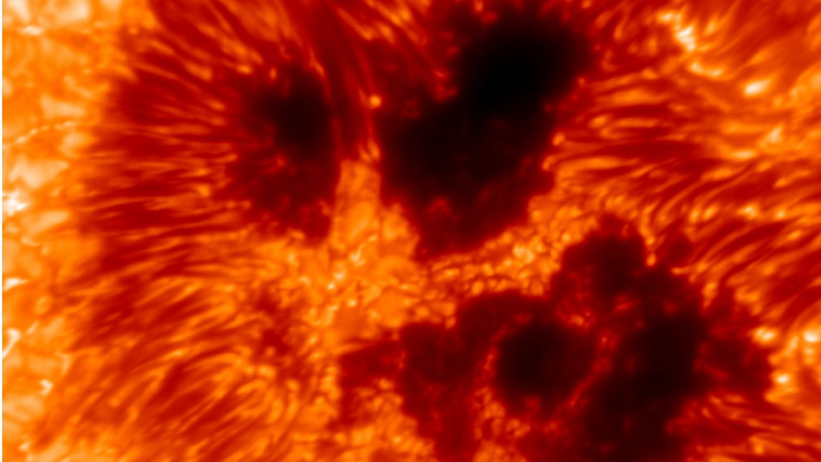 Das weltweit größte Sonnenteleskop, das „Inouye Solar Telescope“ der National Science Foundation (NSF), steht auf einem Vulkan auf Hawaii. Nach fast 15 Jahren Vorbereitungszeit hat das deutsche Instrument für das Inouye-Sonnenteleskop, der Visible Tunable Filtergraph (VTF), nun seine ersten Bilder von der Sonne aufgenommen.Foto: VTF/KIS/NSF/NSO/AURA/Max-Planck-Institut für Sonnensystemforschung/dpa Das weltweit größte Sonnenteleskop, das „Inouye Solar Telescope“ der National Science Foundation (NSF), steht auf einem Vulkan auf Hawaii. Nach fast 15 Jahren Vorbereitungszeit hat das deutsche Instrument für das Inouye-Sonnenteleskop, der Visible Tunable Filtergraph (VTF), nun seine ersten Bilder von der Sonne aufgenommen.Foto: VTF/KIS/NSF/NSO/AURA/Max-Planck-Institut für Sonnensystemforschung/dpa