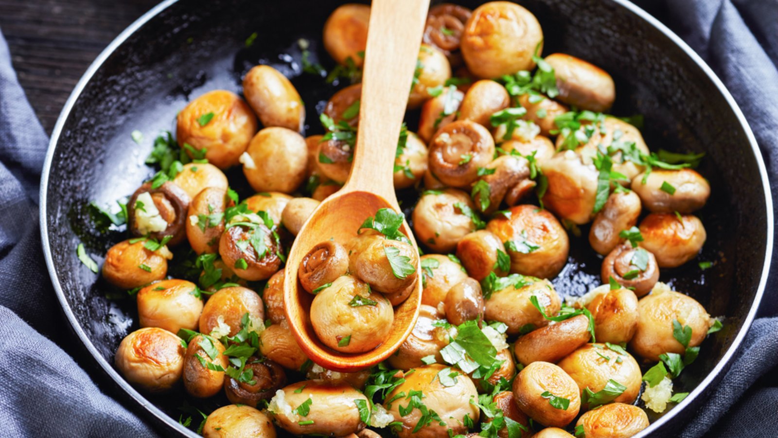 Darf auf keiner Kirmes und auf keinem Weihnachtsmarkt fehlen: Champignons mit Knoblauchsoße.Foto: from my point of view / shutterstock.com
