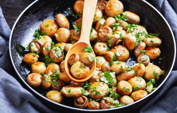 Darf auf keiner Kirmes und auf keinem Weihnachtsmarkt fehlen: Champignons mit Knoblauchsoße.<span class='image-autor'>Foto: from my point of view / shutterstock.com</span>