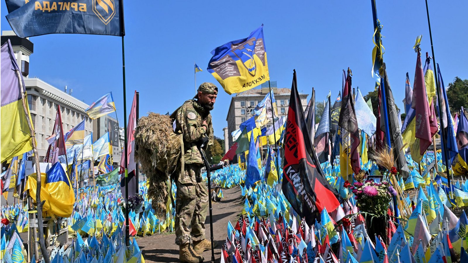 Ein Soldat gedenkt der Opfer des Krieges auf dem Kiewer Maidan-Platz.Foto: AFP/Sergei Supinsky