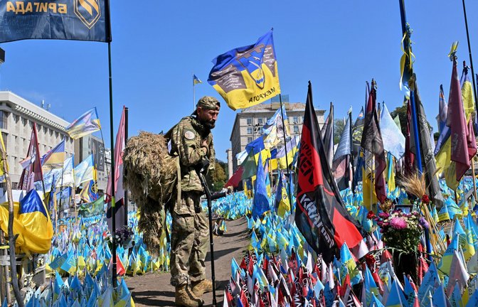 Ein Soldat gedenkt der Opfer des Krieges auf dem Kiewer Maidan-Platz.<span class='image-autor'>Foto: AFP/Sergei Supinsky</span>