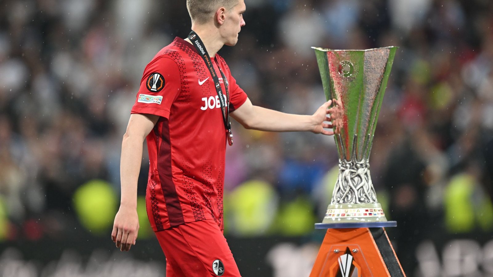 Matthias Ginter vom SC Freiburg geht nach der Niederlage gegen Aston Villa in der Europa League an der Trophäe vorbei.Foto: Robert Michael/dpa