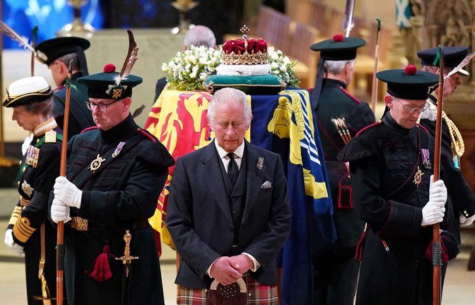 In der St.-Giles-Kathedrale in Edinburgh halten die vier Kinder der verstorbenen Königin Elizabeth II., König Charles III. (M), Prinzessin Anne (l), Prinz Andrew und Prinz Edward die Mahnwache.<span class='image-autor'>Foto: Jane Barlow/PA Pool/AP/dpa</span>