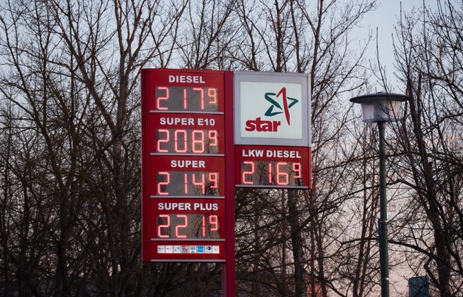 Warum Diesel aktuell teurer als Benzin ist, liegt an geopolitischen Spannungen, Heizöl-Nachfrage und CO2-Bepreisung. Erfahren Sie die Hintergründe.<span class='image-autor'>Foto: Wirestock Creators / Shutterstock.com</span>