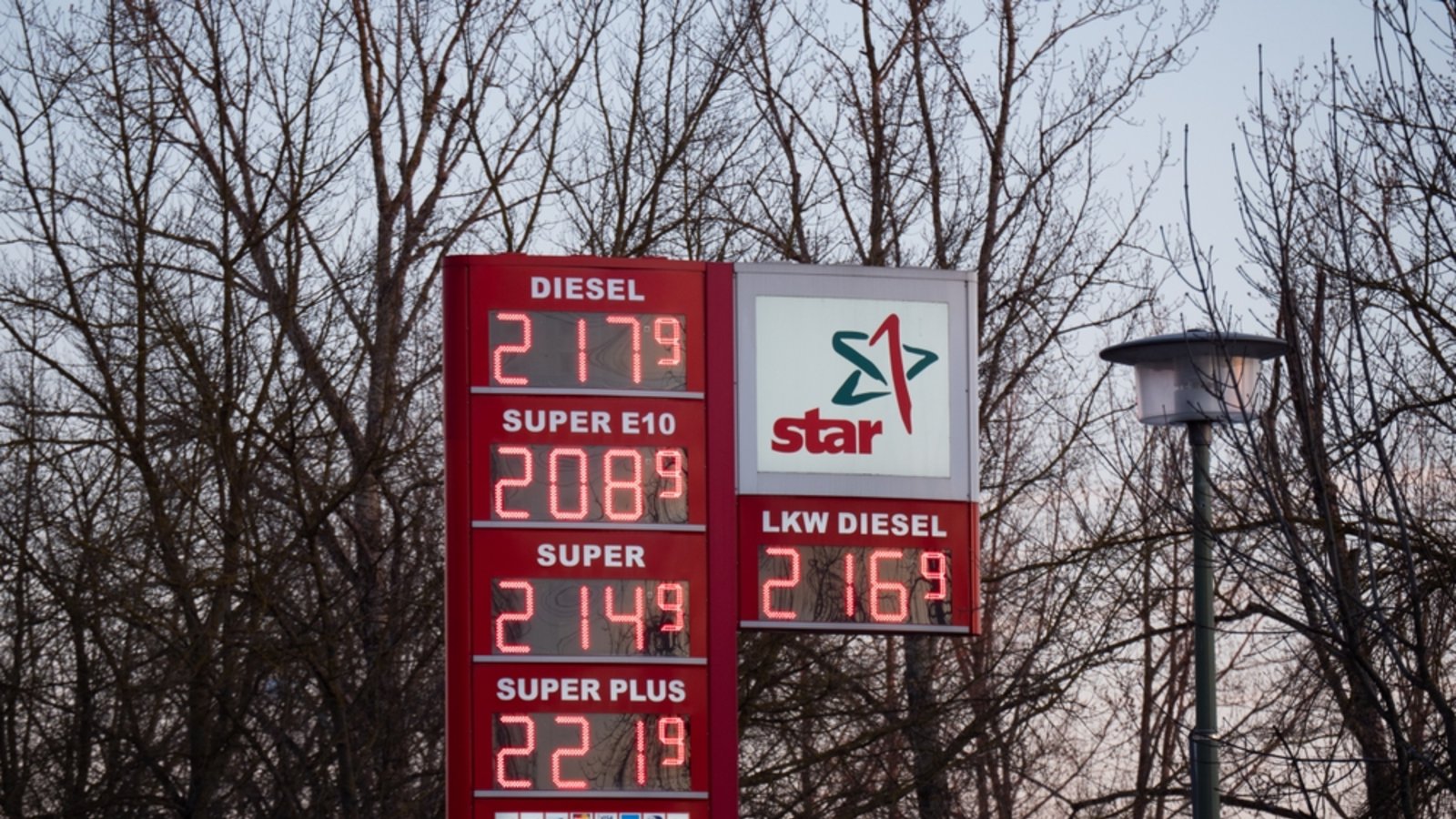 Warum Diesel aktuell teurer als Benzin ist, liegt an geopolitischen Spannungen, Heizöl-Nachfrage und CO2-Bepreisung. Erfahren Sie die Hintergründe.Foto: Wirestock Creators / Shutterstock.com