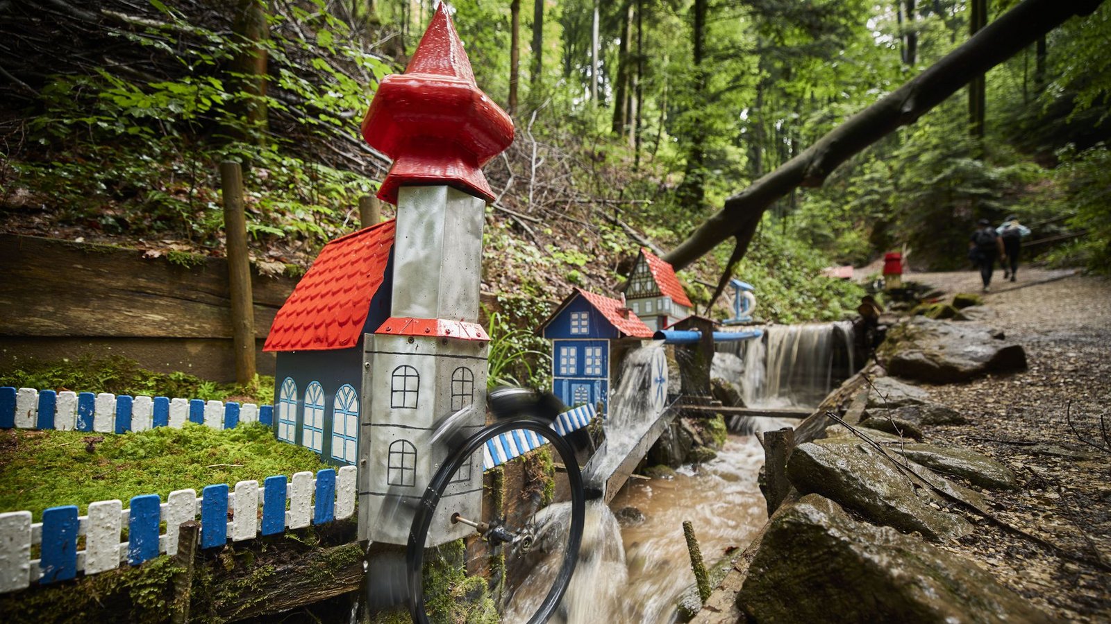 Eine Kirche mit Wasserrad – diese und andere Wasserspiele gibt es in der Schelmenklinge in Lorch zu entdecken.Foto: Gottfried Stoppel/Gottfried Stoppel