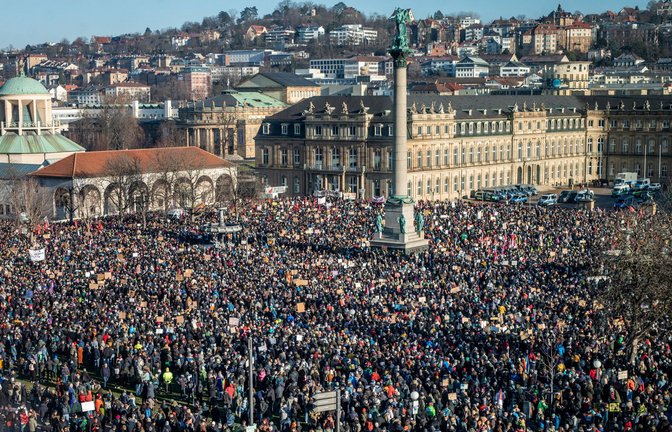 Zehntausende demonstrierten am 20. Januar in Stuttgart – und die Demos gehen im ganzen Land weiter.<span class='image-autor'>Foto: dpa/Christoph Schmidt</span>