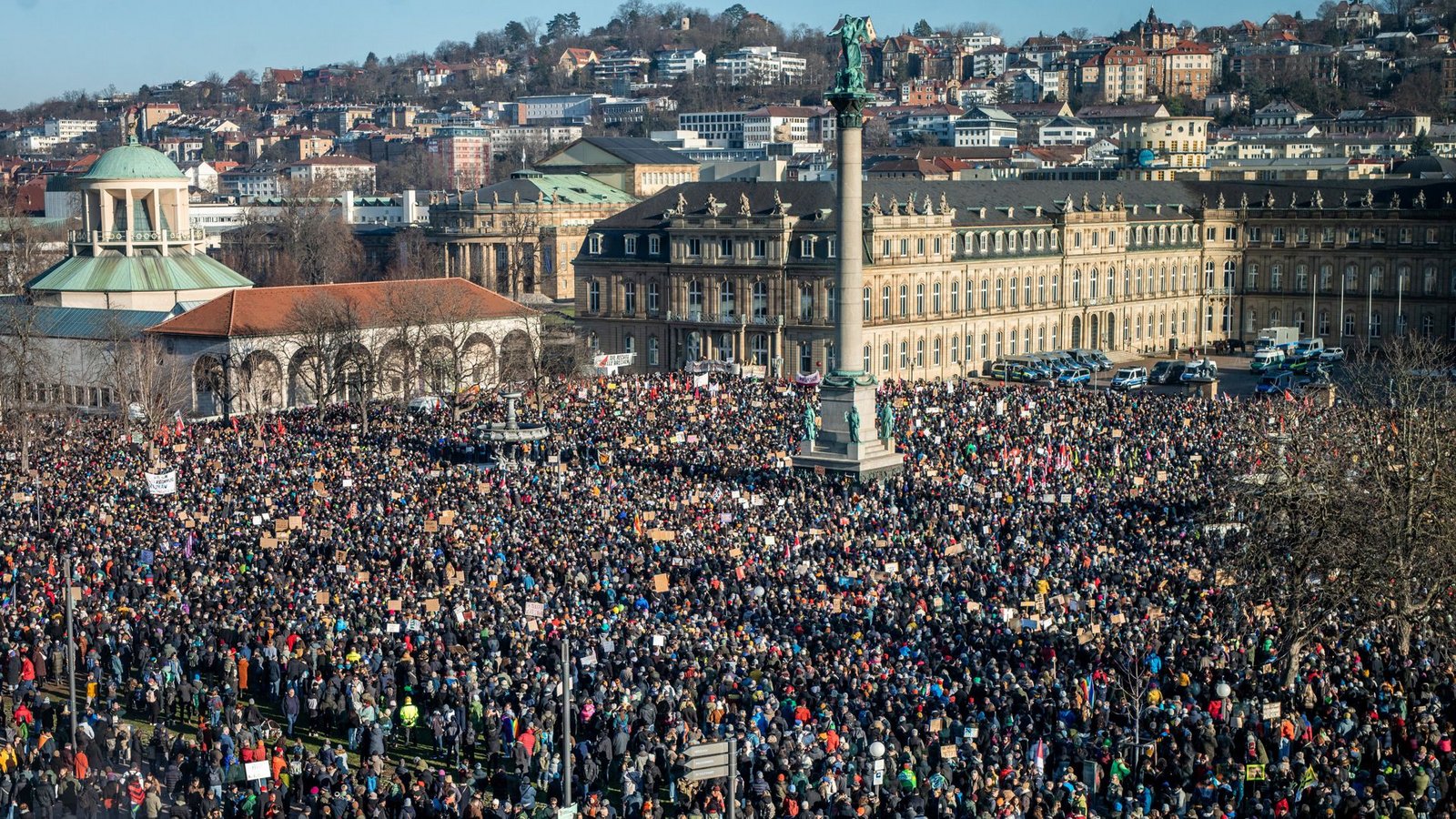 Zehntausende demonstrierten am 20. Januar in Stuttgart – und die Demos gehen im ganzen Land weiter.Foto: dpa/Christoph Schmidt Zehntausende demonstrierten am 20. Januar in Stuttgart – und die Demos gehen im ganzen Land weiter.Foto: dpa/Christoph Schmidt