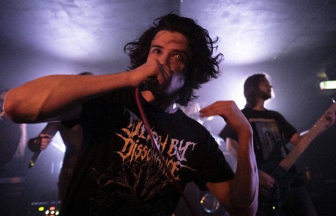 Ciro Ernesto Mansilla bei seinem ersten Auftritt als Metal-Sänger im Juze Backnang.<span class='image-autor'>Foto: Steff Tina</span>