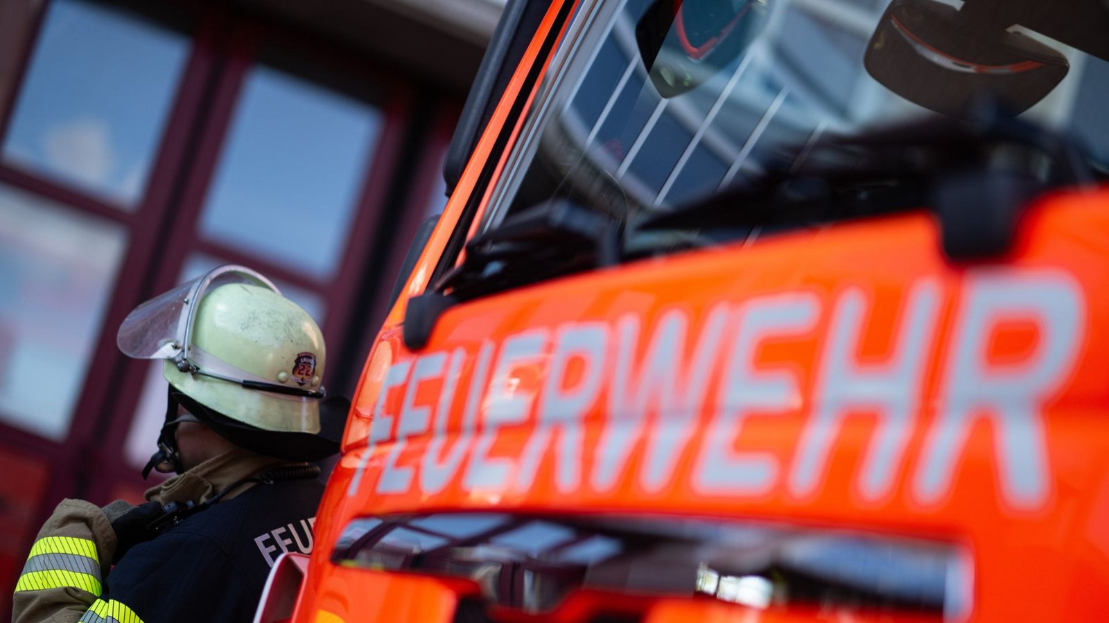 Die Feuerwehr rückte mit einem Großaufgebot aus. (Symbolfoto)Foto: picture alliance/dpa/Marijan Murat