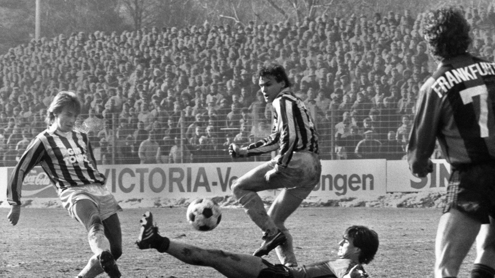 Arthur Jeske trifft 1987 zum 1:0 gegen Eintracht Frankfurt im Viertelfinale. Am Ende siegten die Kickers mit 3:1. Die übrigen Tore für die Blauen erzielten Hans Hein und Dirk Kurtenbach.Foto: imago sportfotodienst/imago sportfotodienst