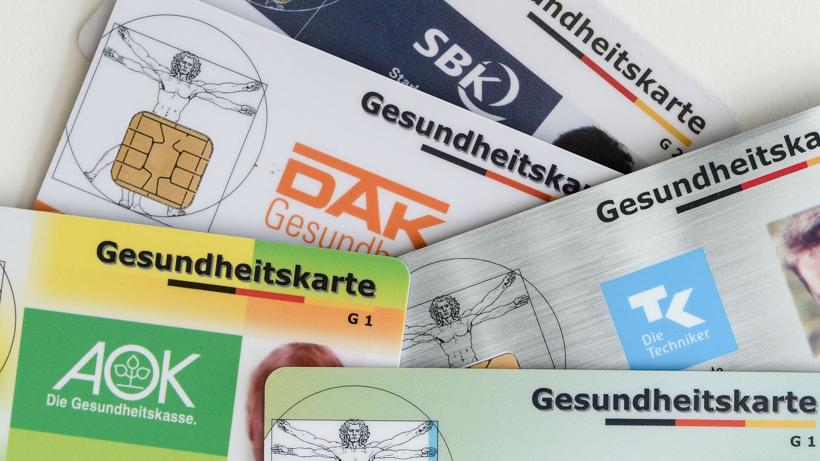 Das Sparpaket soll die gesetzlichen Krankenkassen nach Jahren mit stark steigenden Ausgaben 2027 in Milliardenhöhe entlasten. (Symbolfoto)Foto: Jens Kalaene/dpa-Zentralbild/dpa Das Sparpaket soll die gesetzlichen Krankenkassen nach Jahren mit stark steigenden Ausgaben 2027 in Milliardenhöhe entlasten. (Symbolfoto)Foto: Jens Kalaene/dpa-Zentralbild/dpa