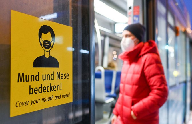 Solche Mahnungen gelten in Bus und Bahn schon bald nicht mehr.<span class='image-autor'>Foto: dpa/Tobias Hase</span>