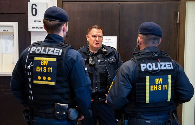 Einsatzleiter Thorsten Klay bespricht mit einem Zugführer der Einsatzhundertschaft Stuttgart einen Einsatz rund um das Justizviertel in der Landeshauptstadt.<span class='image-autor'>Foto: ALEX SARDONE/ALEX SARDONE</span>