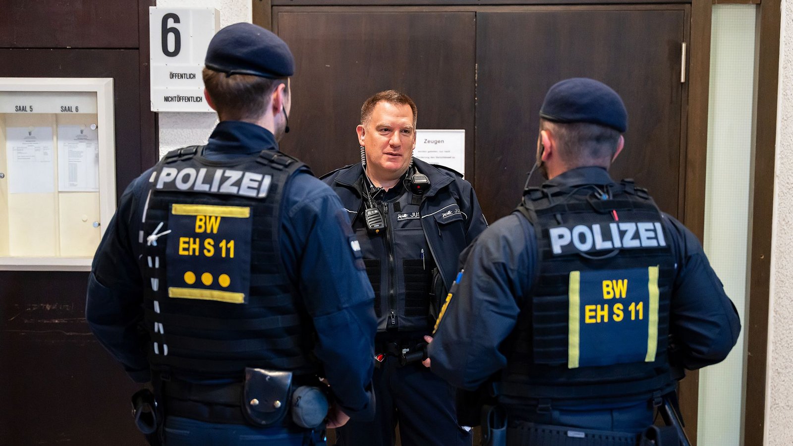 Einsatzleiter Thorsten Klay bespricht mit einem Zugführer der Einsatzhundertschaft Stuttgart einen Einsatz rund um das Justizviertel in der Landeshauptstadt.Foto: ALEX SARDONE/ALEX SARDONE