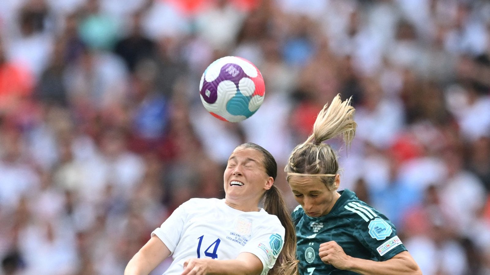 Kopfballduell zwischen Englands Fran Kirby und der deutschen Kathrin HendrichFoto: AFP/JUSTIN TALLIS