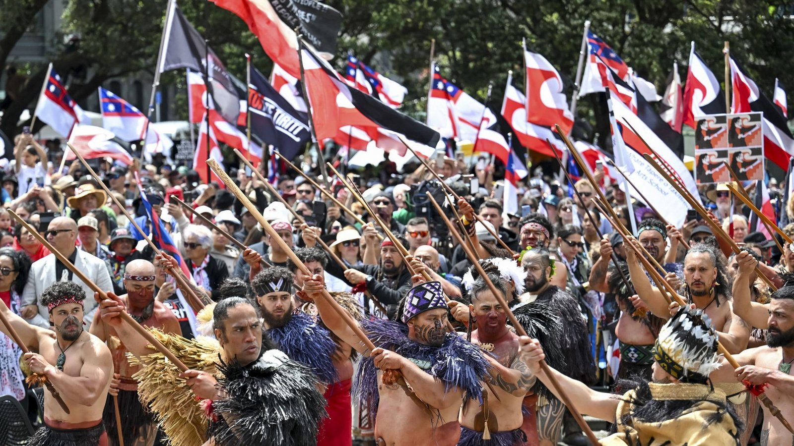 Maori protestieren gegen ein vorgeschlagenes Gesetz, das den Gründungsvertrag zwischen den Maori und der britischen Krone neu definieren würde.Foto: dpa/Mark Tantrum