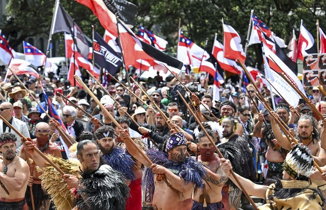 Maori protestieren gegen ein vorgeschlagenes Gesetz, das den Gründungsvertrag zwischen den Maori und der britischen Krone neu definieren würde.<span class='image-autor'>Foto: dpa/Mark Tantrum</span>