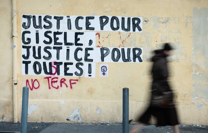 „Gerechtigkeit für Gisèle – Gerechtigkeit für alle“ haben Unbekannte auf eine Wand in der Nähe des Justizgebäudes von Avignon geschrieben.<span class='image-autor'>Foto: AFP/CLEMENT MAHOUDEAU</span>