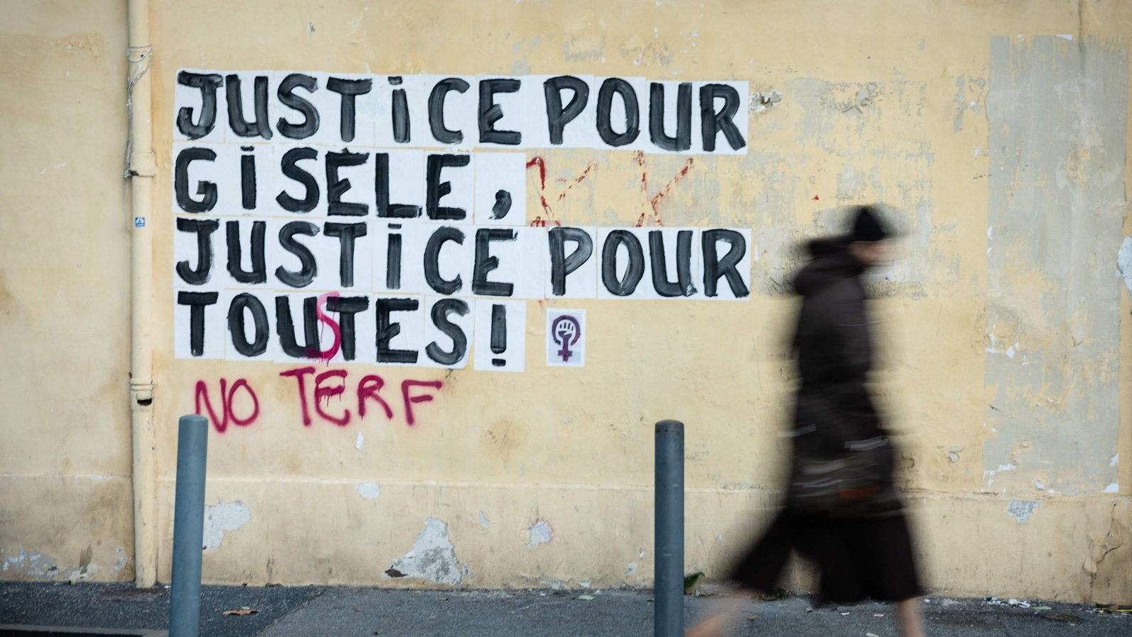 „Gerechtigkeit für Gisèle – Gerechtigkeit für alle“ haben Unbekannte auf eine Wand in der Nähe des Justizgebäudes von Avignon geschrieben.Foto: AFP/CLEMENT MAHOUDEAU „Gerechtigkeit für Gisèle – Gerechtigkeit für alle“ haben Unbekannte auf eine Wand in der Nähe des Justizgebäudes von Avignon geschrieben.Foto: AFP/CLEMENT MAHOUDEAU