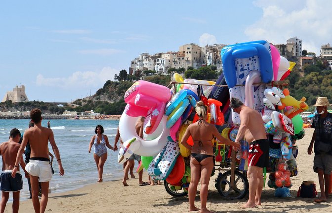 Bezahlstrände sind typisch italienisch, hier der Lido von Sperlonga, südlich von Rom<span class='image-autor'>Foto: imago/Depositphotos/Lucamato</span>