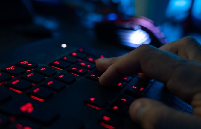 Jeder neunte Internetnutzer in Deutschland (11 Prozent) wurde im vergangenen Jahr Opfer von Cyberkriminalität. (Symbolbild)<span class='image-autor'>Foto: Nicolas Armer/dpa</span>