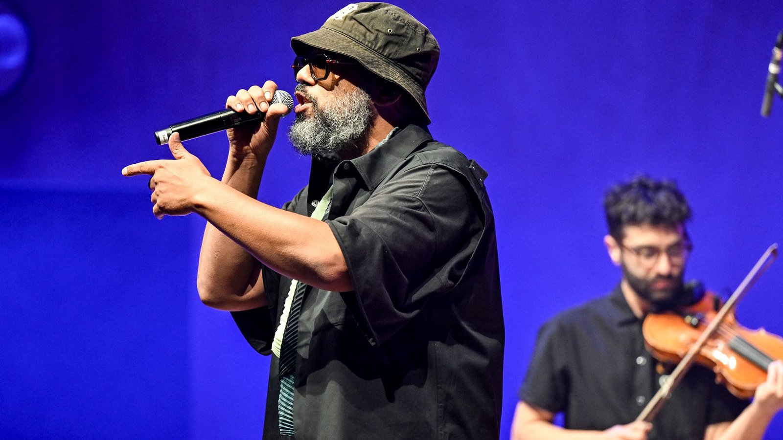 Passt immer noch zusammen: Samy Deluxe vor einem Jahr bei einem Auftritt mit dem Takeover! Ensemble in Essen.Foto: Imago/Funke Foto Services