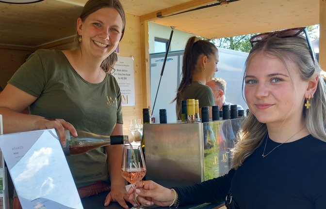 Gute Stimmung bei bestem Sommerwetter: Die Jungwinzerin und Weinprinzessin Jule Mayr (links) schenkt ihre hauseigenen Weine auf der grünen Wiese aus. <span class='image-autor'>Fotos: Glemser</span>