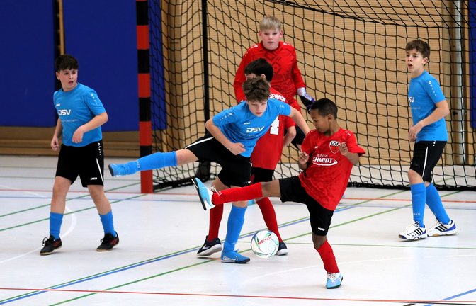 Die Vaihinger D-2-Spieler (in Blau) holen mit dem 2:1-Erfolg gegen die SF Großsachsenheim ihren einzigen Sieg beim Turnier. <span class='image-autor'>Foto: Küppers</span>