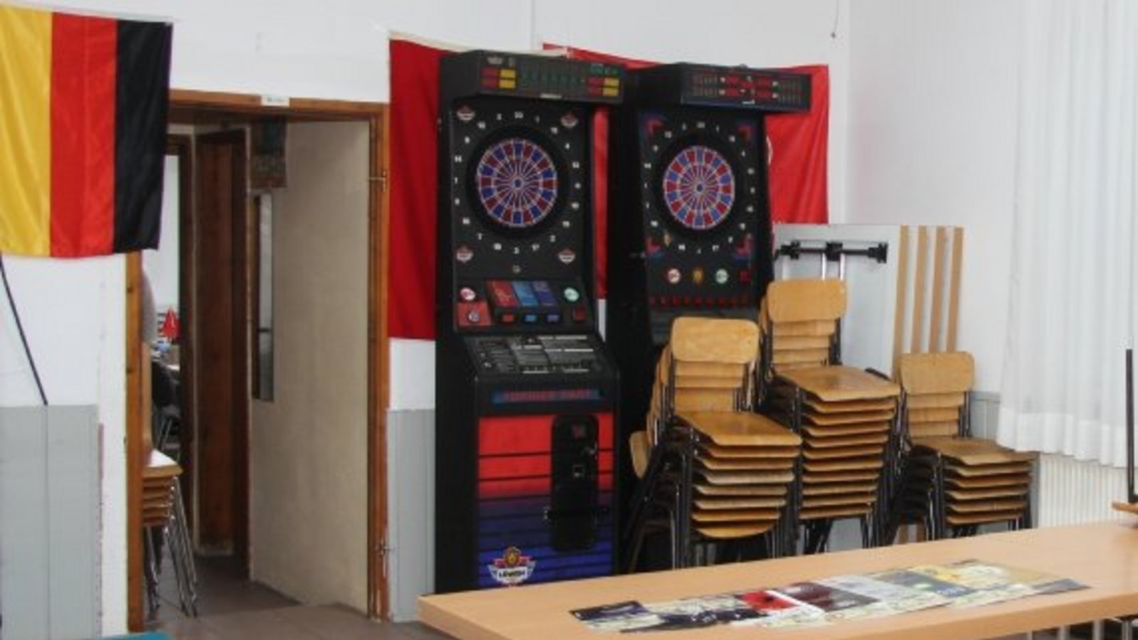 Der Raum für Schulungen oder Veranstaltungen liegt vor dem Büro und den Gebetsräumen. Störungen sind daher kaum vermeidbar.
