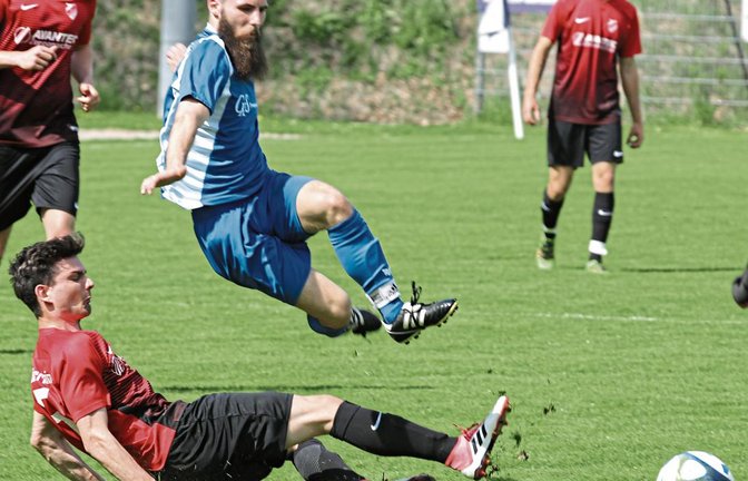 Aurichs Philipp Bielesch (oben) hebt ab, um nicht von Horrheims Pascal Kohler umgegrätscht zu werden. Foto: Nachreiner