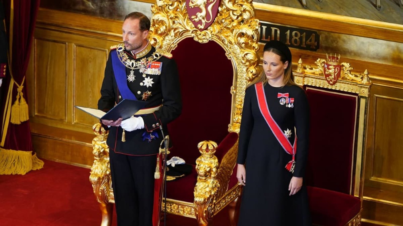 Norwegens König Haakon VIII. legt im Storting den Eid gemäß der Verfassung ab, an seiner Seite steht Kronprinzessin Ingrid Alexandra.Håkon Mosvold Larsen/NTB Pool/dpa Norwegens König Haakon VIII. legt im Storting den Eid gemäß der Verfassung ab, an seiner Seite steht Kronprinzessin Ingrid Alexandra.Håkon Mosvold Larsen/NTB Pool/dpa