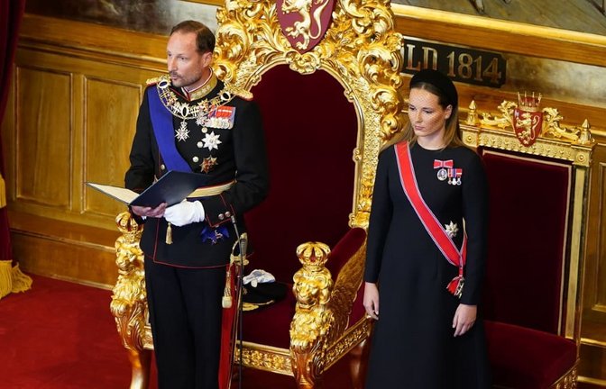 Norwegens König Haakon VIII. legt im Storting den Eid gemäß der Verfassung ab, an seiner Seite steht Kronprinzessin Ingrid Alexandra.<span class='image-autor'>Håkon Mosvold Larsen/NTB Pool/dpa</span>