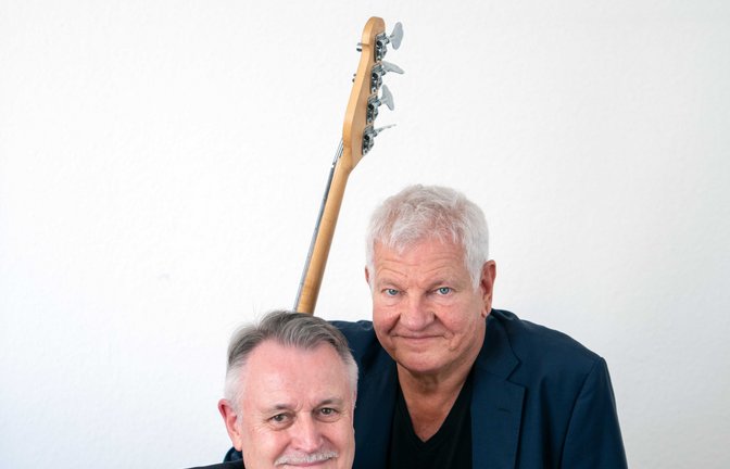 Werner Koczwara (rechts) und Ernst Mantel bieten bei ihrem Auftritt schwäbische Cover-Versionen verschiedener Welthits.  <span class='image-autor'>Foto: Koczawara</span>