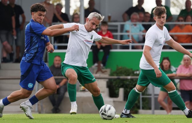 Der TSV Heimerdingen mit Gabriel Fota (Mi.) und Rudolf Buxmann (re.) wehrte sich gegen die SF Schwäbisch Hall - doch am Ende feierte der Verbandsligist einen verdienten 2:0-Erfolg.<span class='image-autor'>Julia Rahn</span>