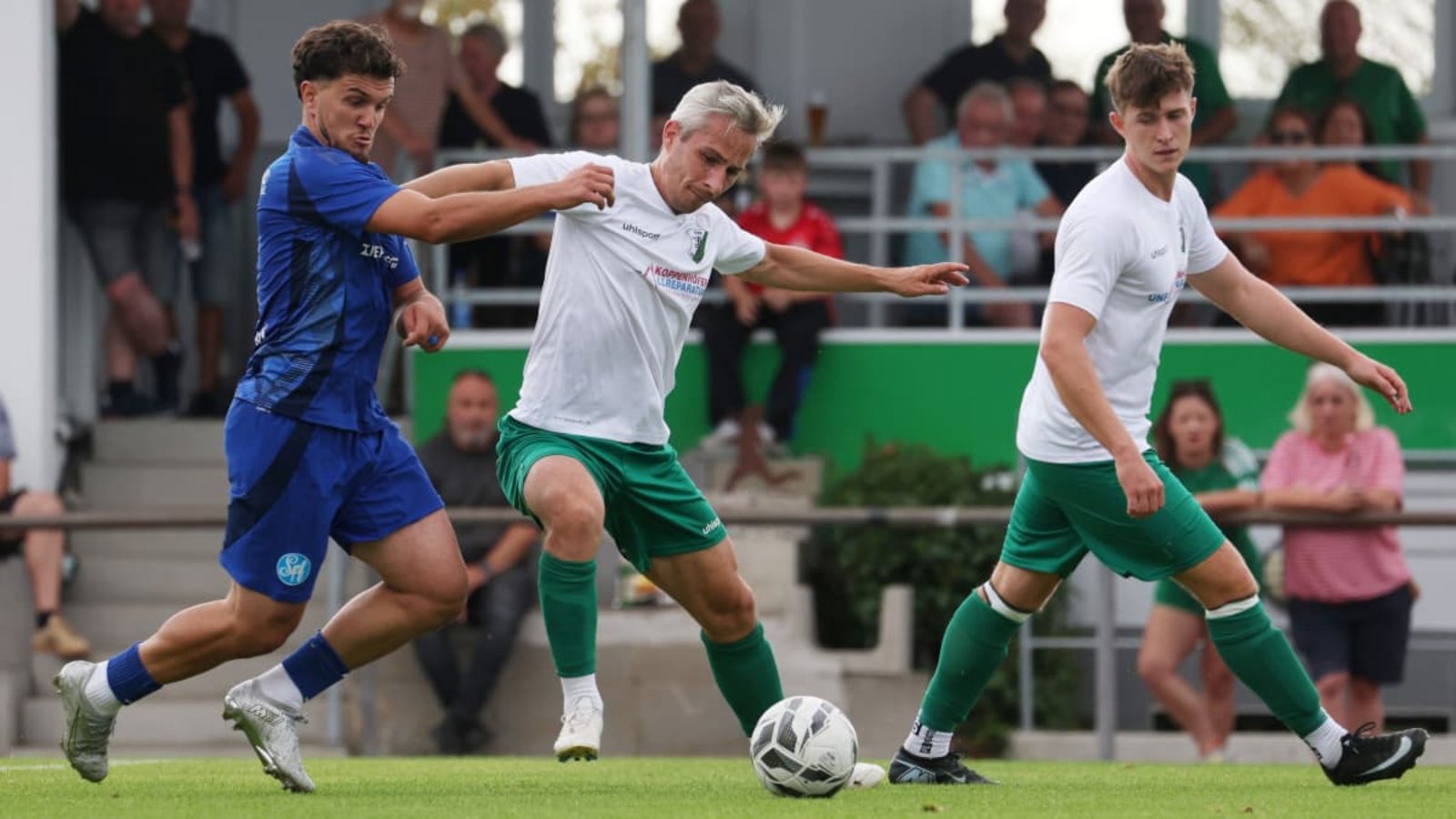 Der TSV Heimerdingen mit Gabriel Fota (Mi.) und Rudolf Buxmann (re.) wehrte sich gegen die SF Schwäbisch Hall - doch am Ende feierte der Verbandsligist einen verdienten 2:0-Erfolg.Julia Rahn
