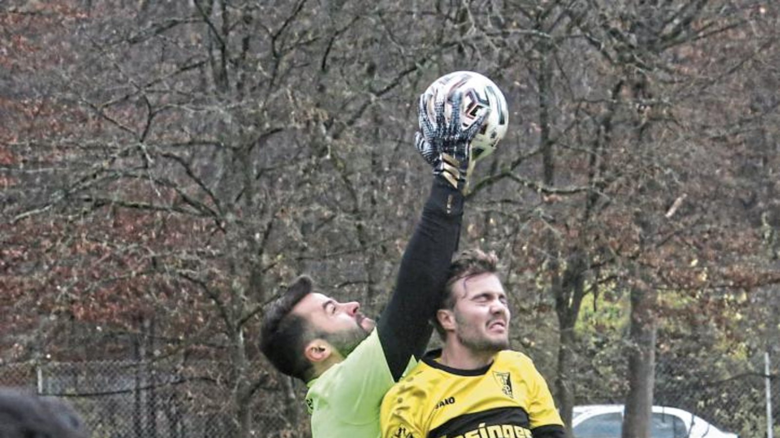 Enzweihingens Torwart Semjon Röhlk kommt vor Dominik Urbani an den Ball, der den Anschlusstreffer für Ensingen erzielen will. Nur die Beobachterrolle bleibt für (von links) Nicholas Lutz, Marc Schwab und Christian Stier. Foto: Küppers Enzweihingens Torwart Semjon Röhlk kommt vor Dominik Urbani an den Ball, der den Anschlusstreffer für Ensingen erzielen will. Nur die Beobachterrolle bleibt für (von links) Nicholas Lutz, Marc Schwab und Christian Stier. Foto: Küppers