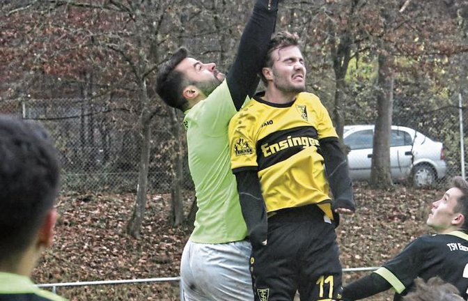 Enzweihingens Torwart Semjon Röhlk kommt vor Dominik Urbani an den Ball, der den Anschlusstreffer für Ensingen erzielen will. Nur die Beobachterrolle bleibt für (von links) Nicholas Lutz, Marc Schwab und Christian Stier. Foto: Küppers