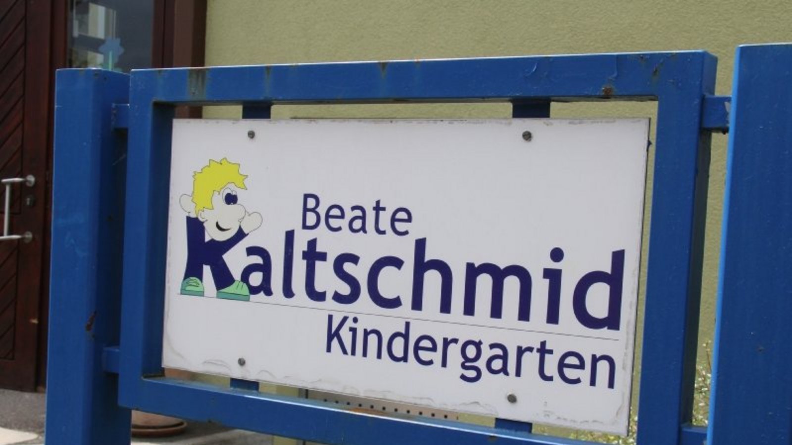 Damit sich keine Kinder verletzen: Der Außenbereich der Kindertageseinrichtung wird 2026 umgestaltet. Archivfoto: VKZ/Elsässer Damit sich keine Kinder verletzen: Der Außenbereich der Kindertageseinrichtung wird 2026 umgestaltet. Archivfoto: VKZ/Elsässer