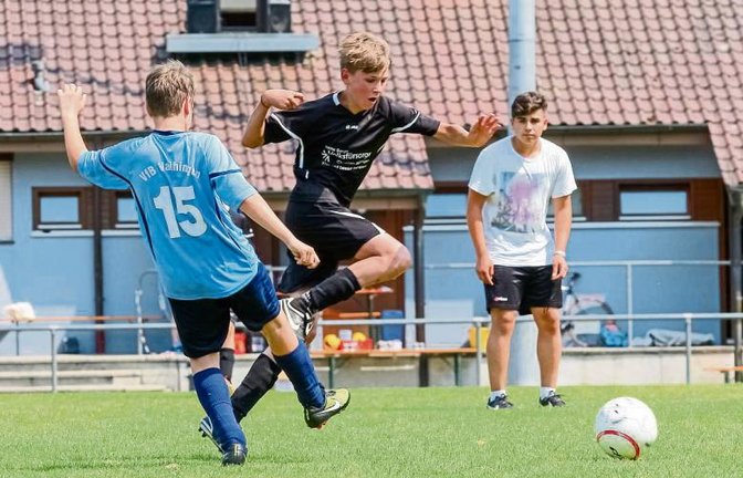 Beim D-Junioren-Turnier des VfB Vaihingen ist Julian Lienerth vom gastgebenden Verein (links) kein Hindernis für Torschützenkönig David Aldinger (TSV Enzweihingen). Foto: Simecek