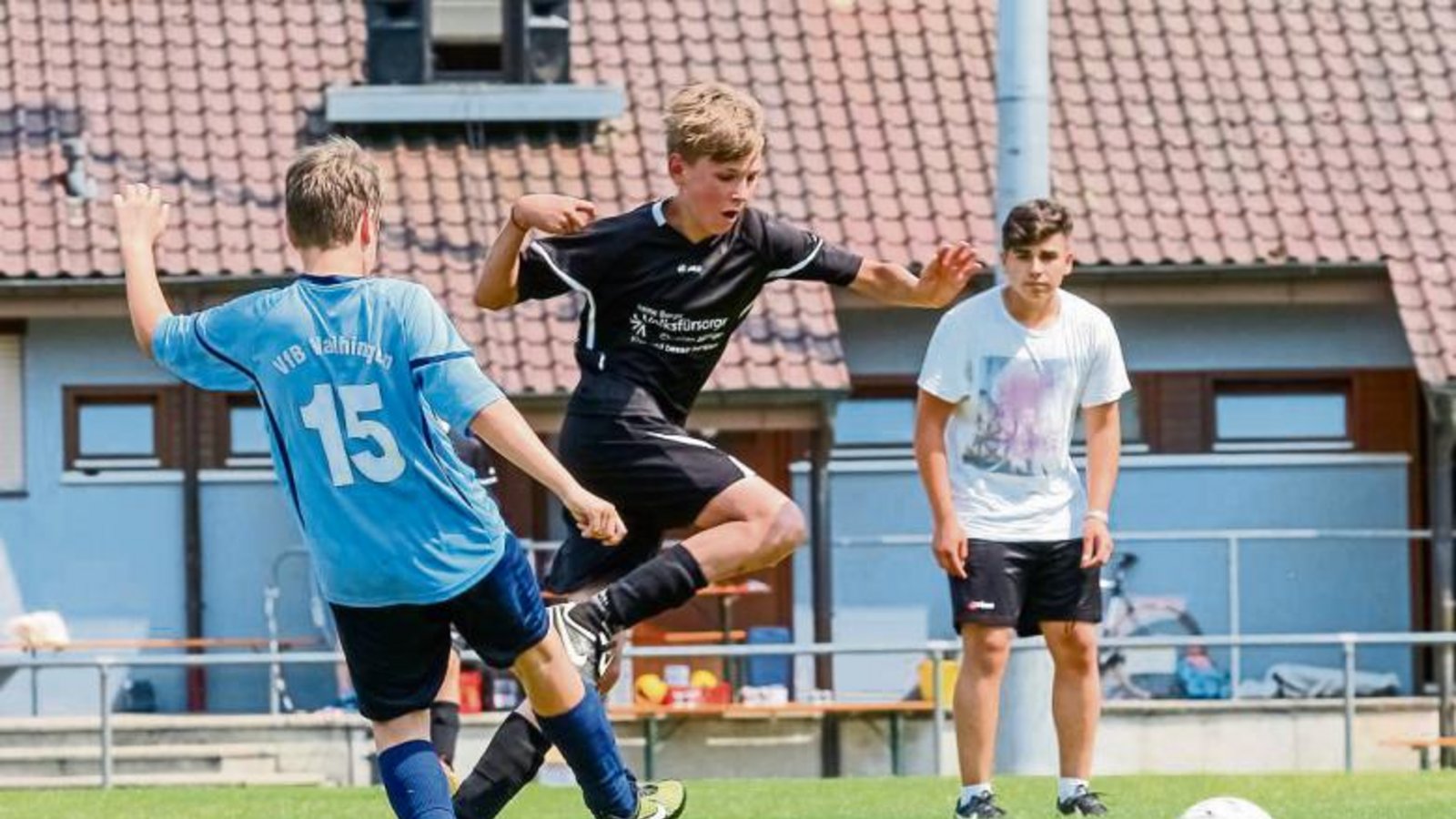Beim D-Junioren-Turnier des VfB Vaihingen ist Julian Lienerth vom gastgebenden Verein (links) kein Hindernis für Torschützenkönig David Aldinger (TSV Enzweihingen). Foto: Simecek Beim D-Junioren-Turnier des VfB Vaihingen ist Julian Lienerth vom gastgebenden Verein (links) kein Hindernis für Torschützenkönig David Aldinger (TSV Enzweihingen). Foto: Simecek