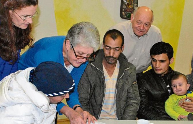 Ohne Lexikon geht manchmal zwar gar nichts, doch die Menschen im Café International kommen auf vielen Wegen immer wieder ins Gespräch.