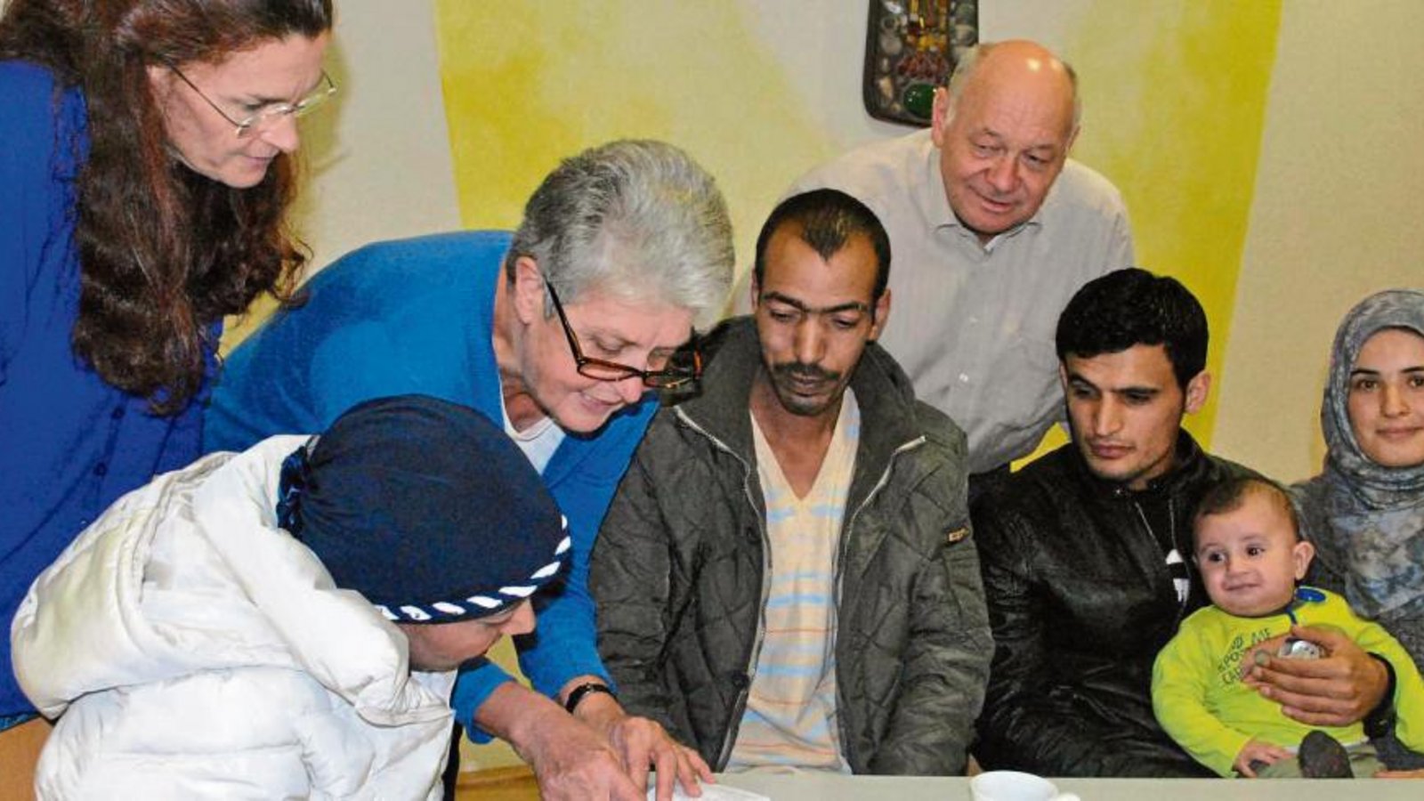 Ohne Lexikon geht manchmal zwar gar nichts, doch die Menschen im Café International kommen auf vielen Wegen immer wieder ins Gespräch.