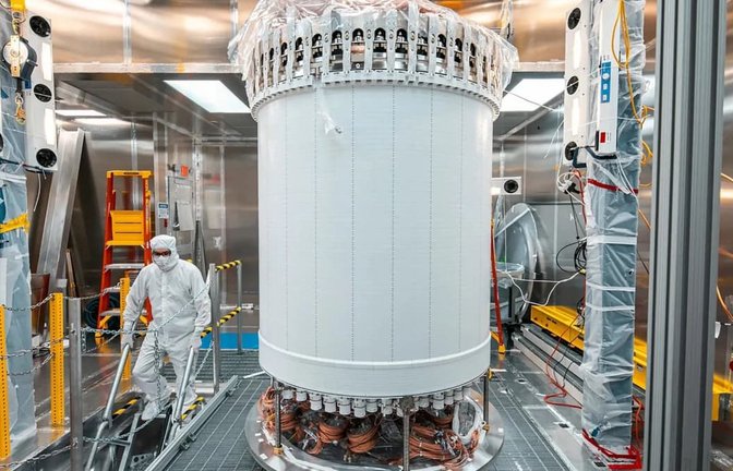 Das ist der Tank des LUX-ZEPLIN-Experiments im US-Bundesstaat South Dakota. Er ist mit zehn Tonnen des Edelgases Xenon gefüllt.<span class='image-autor'>Matthew Kapust/Sanford Underground Research Facility</span>