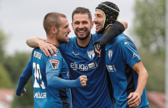 Bejubeln die Freiberger um (von links) David Müller, Marco Grüttner und Dominik Salz trotz mutmaßlichen Abbruchs der Oberligasaison den Aufstieg in die Regionalliga Südwest. Foto: Baumann