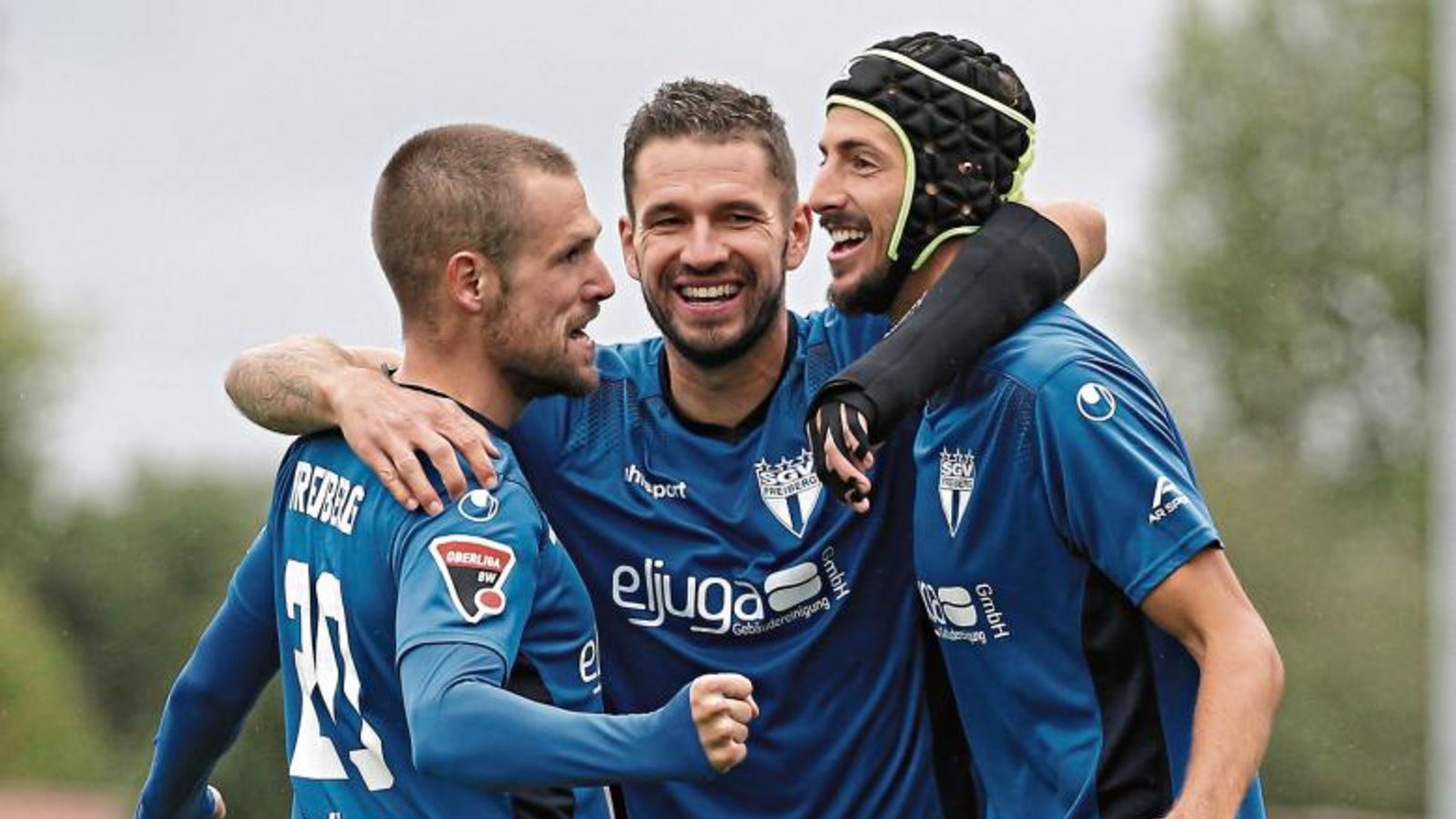 Bejubeln die Freiberger um (von links) David Müller, Marco Grüttner und Dominik Salz trotz mutmaßlichen Abbruchs der Oberligasaison den Aufstieg in die Regionalliga Südwest. Foto: Baumann