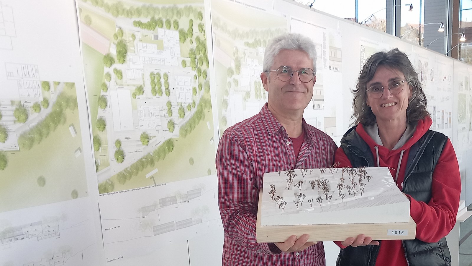 Schulleiter Rainer Graef und Konrektorin Birgit Laterell freuen sich über das gelungene Planungsmodell für die Sanierung und Erweiterung der Kirbachschule in Hohenhaslach. Foto: Glemser