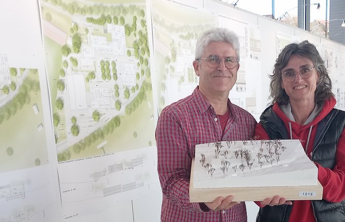Schulleiter Rainer Graef und Konrektorin Birgit Laterell freuen sich über das gelungene Planungsmodell für die Sanierung und Erweiterung der Kirbachschule in Hohenhaslach. <span class='image-autor'>Foto: Glemser</span>