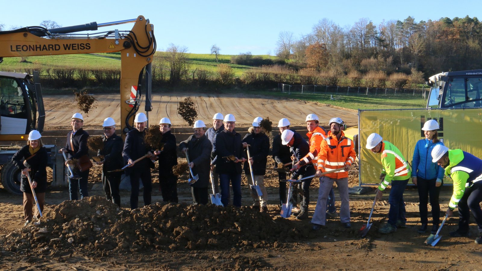 Beim offiziellen Spatenstich für das Hochwasserrückhaltebecken in Eberdingen greifen unter anderem Vertreter des Zweckverbands, der Planungsbüros, der ausführenden Baufirma, des Landratsamts Ludwigsburg und des Regierungspräsidiums zum Spaten. Foto: Rücker Beim offiziellen Spatenstich für das Hochwasserrückhaltebecken in Eberdingen greifen unter anderem Vertreter des Zweckverbands, der Planungsbüros, der ausführenden Baufirma, des Landratsamts Ludwigsburg und des Regierungspräsidiums zum Spaten. Foto: Rücker